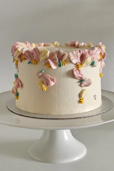 Buttercream cake with pink petal crown