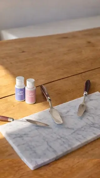 Cake workshop table with finished cakes