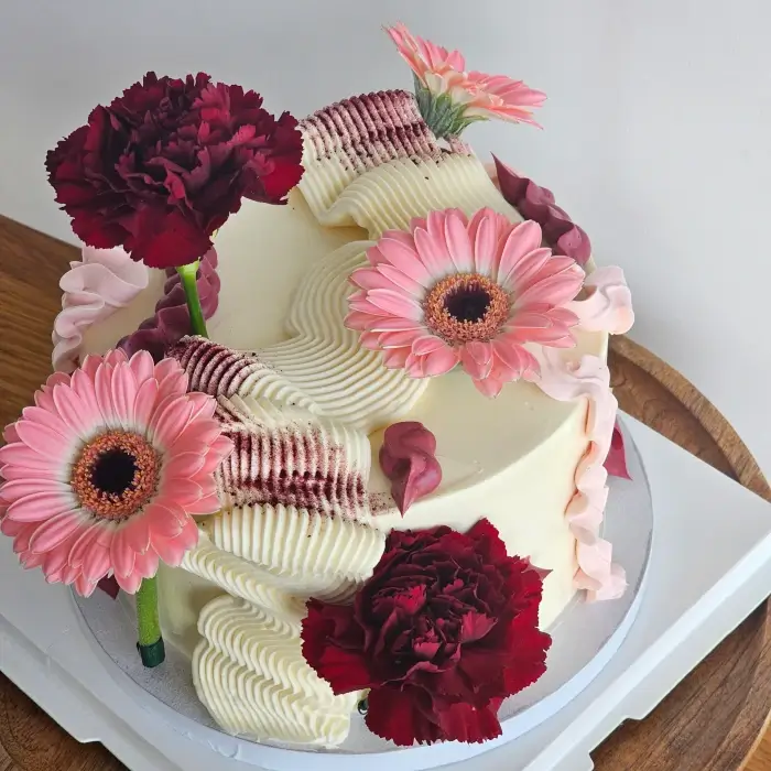Floral buttercream cake with fresh flowers